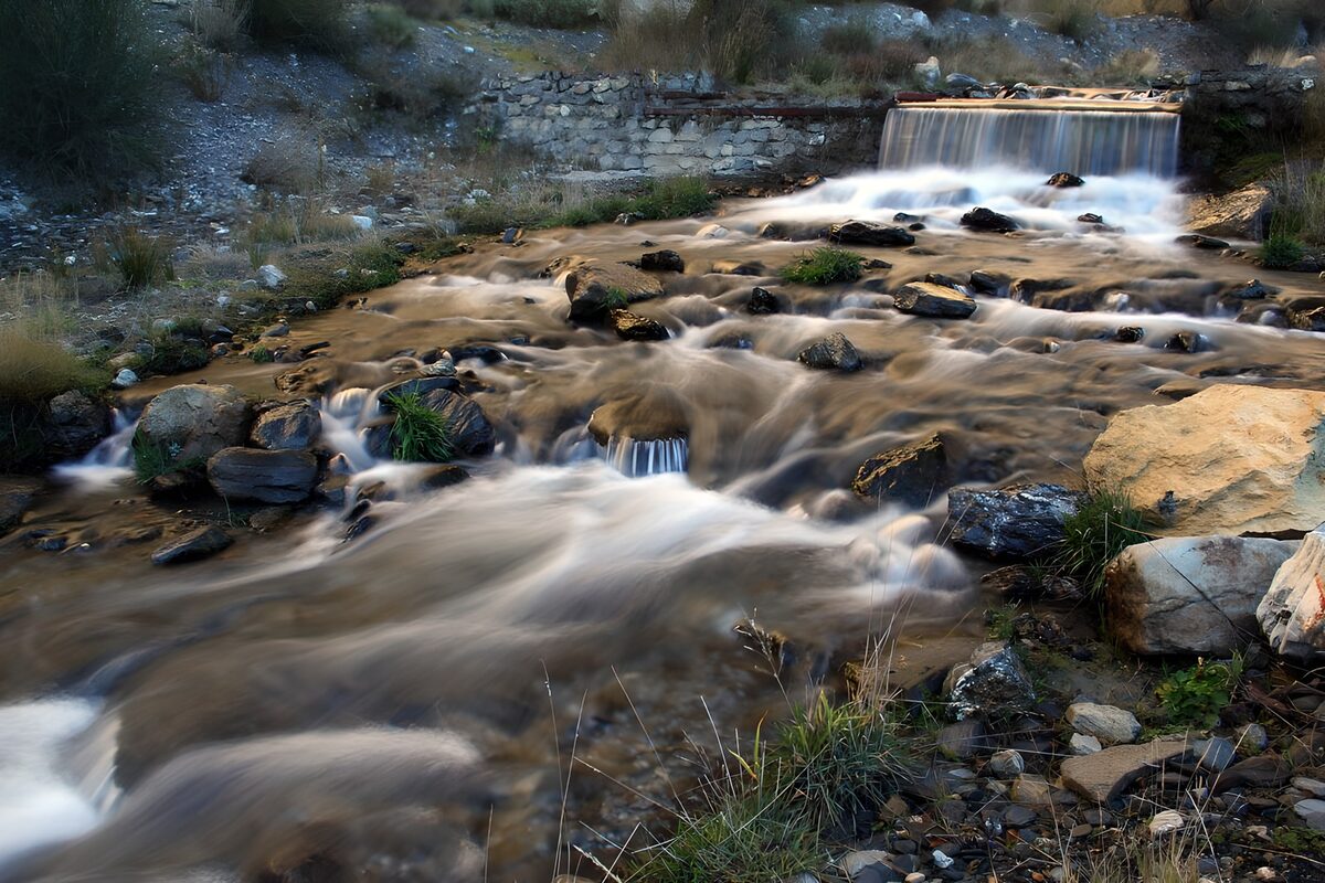 TPFR98180: Cascade paisible dans la nature