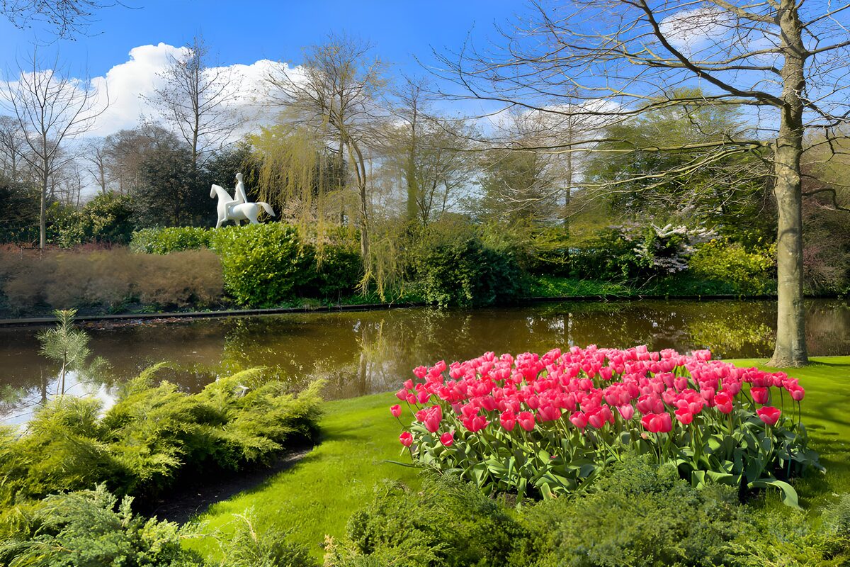 TPFR97583: Jardin en fleurs avec sculpture