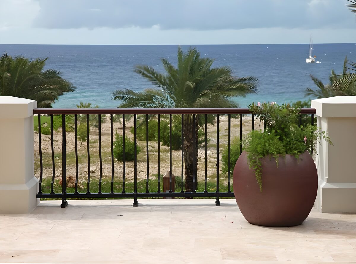 TPFR81103: Pot de fleur avec plante et vue sur la mer des Caraïbes avec catamaran