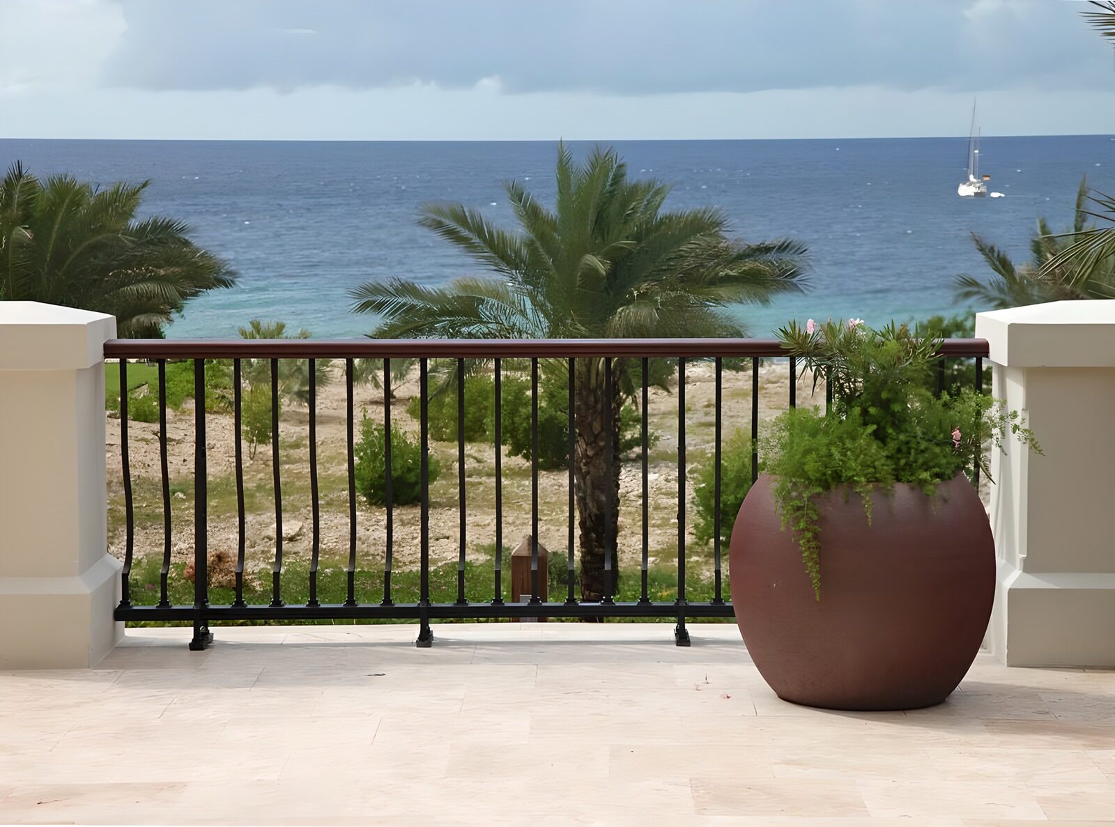 TPFR81103: Pot de fleur avec plante et vue sur la mer des Caraïbes avec catamaran