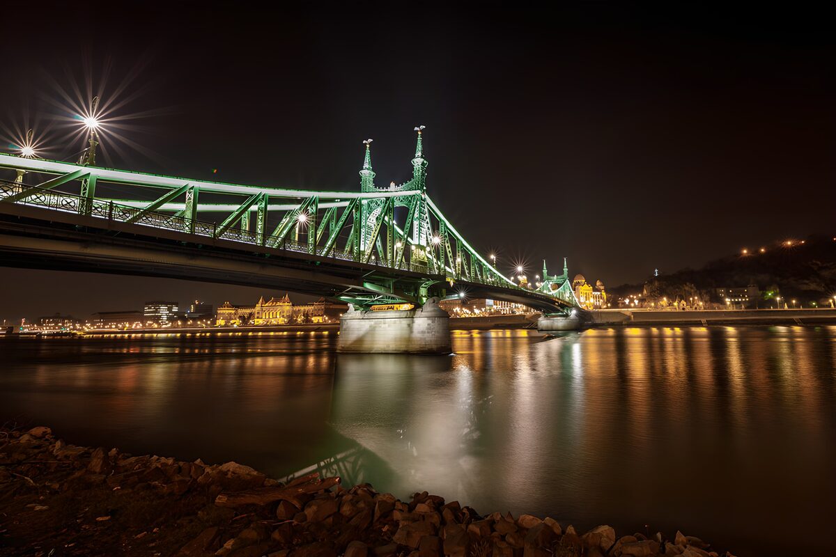 TPFR99661: Pont de la liberté illuminé à Budapest