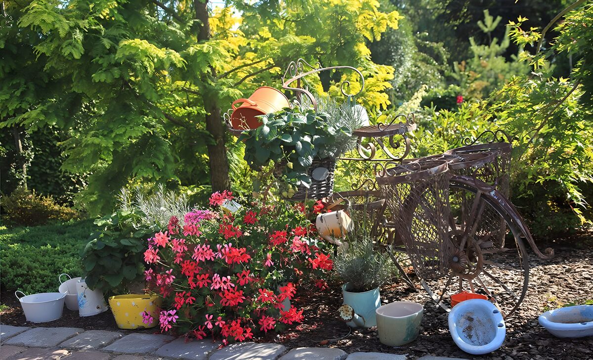 TPFR15883: Jardin fleuri avec vélo décoratif