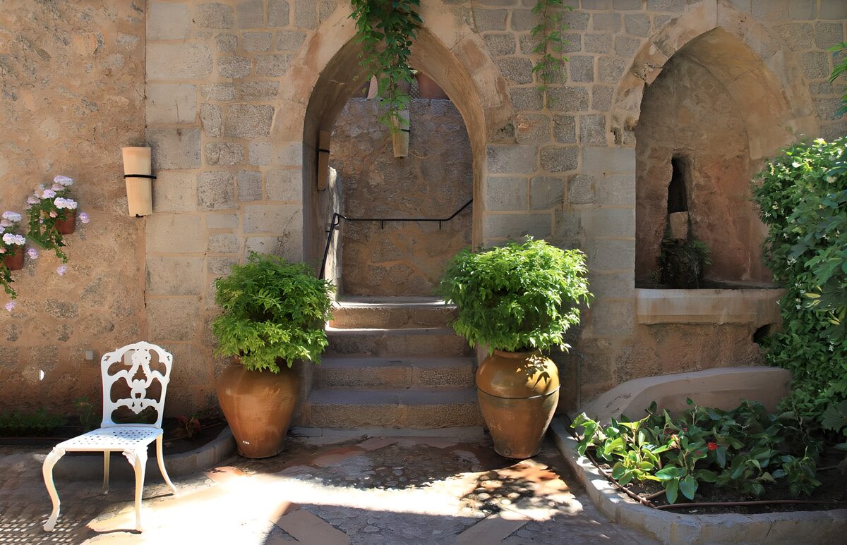 TPFR89133: Escalier vers un jardin secret
