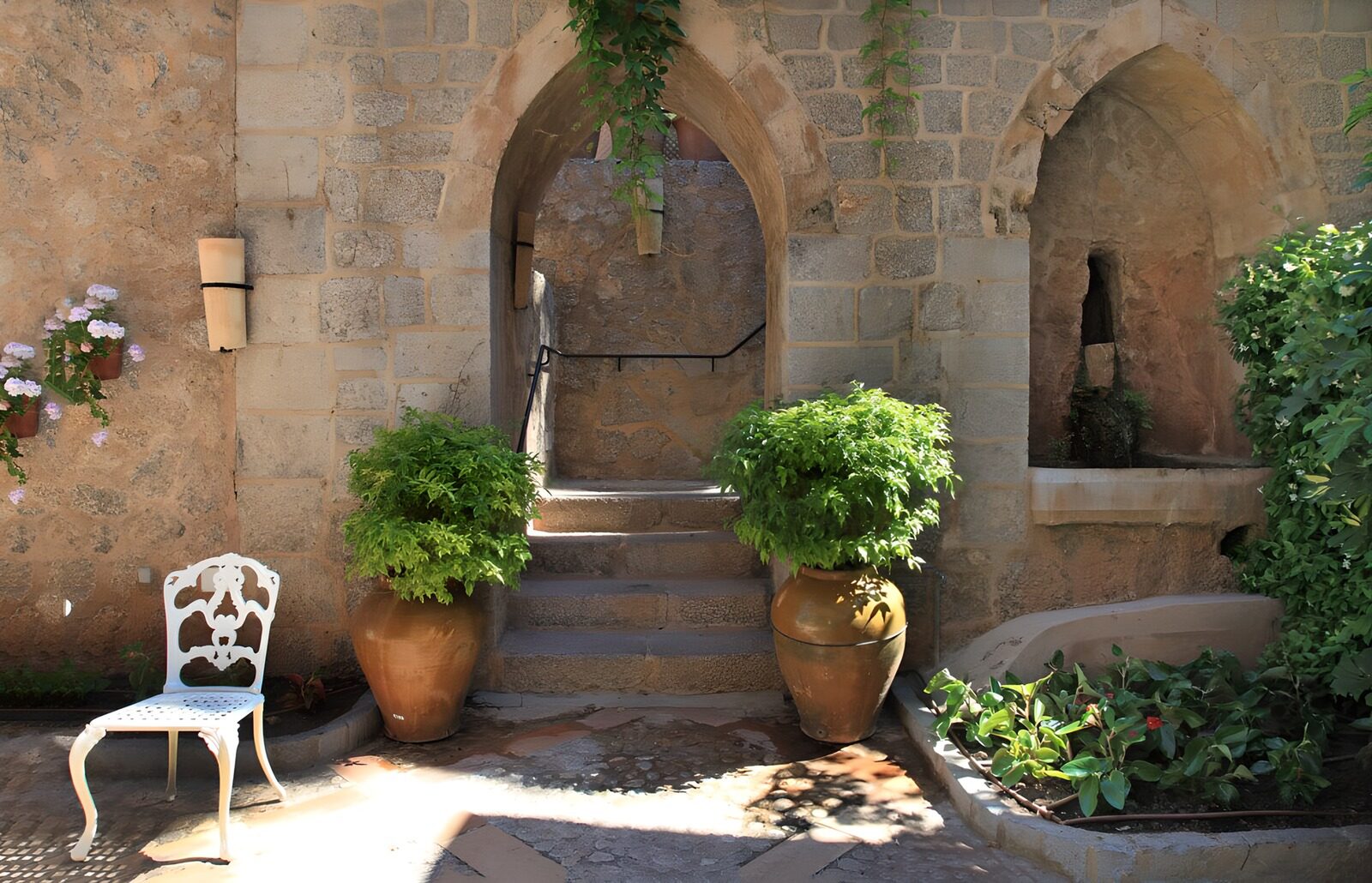 TPFR89133: Escalier vers un jardin secret