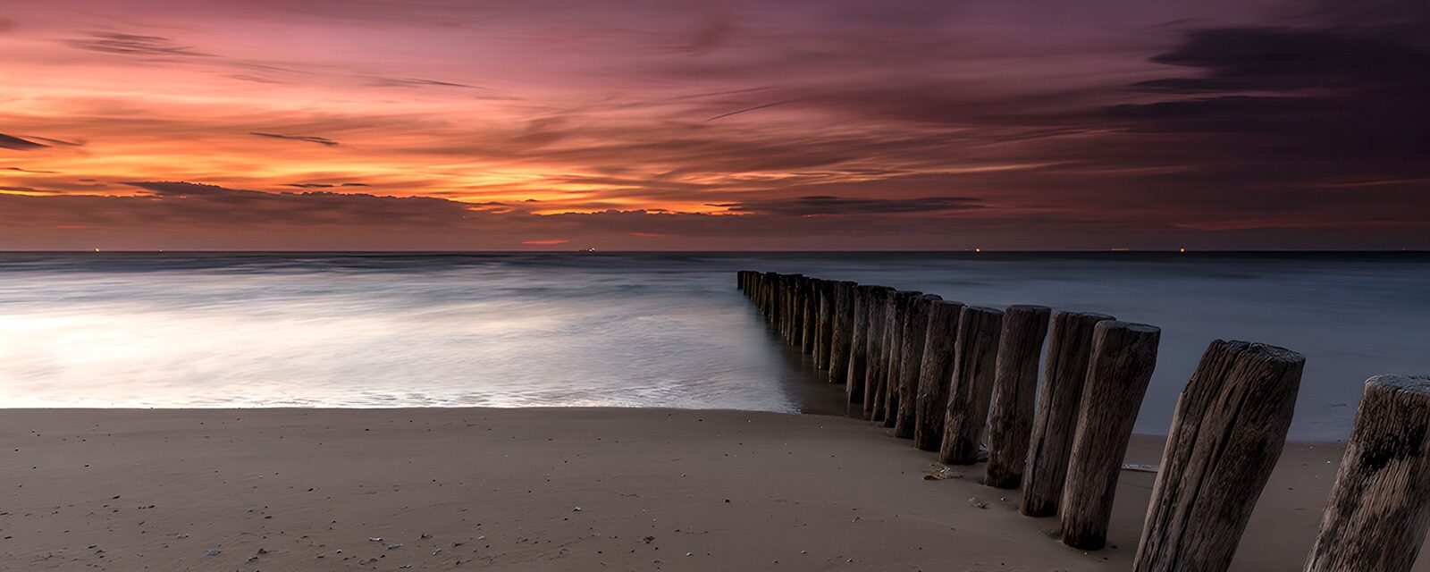 TPFR24979: Coucher de soleil sur la plage calme