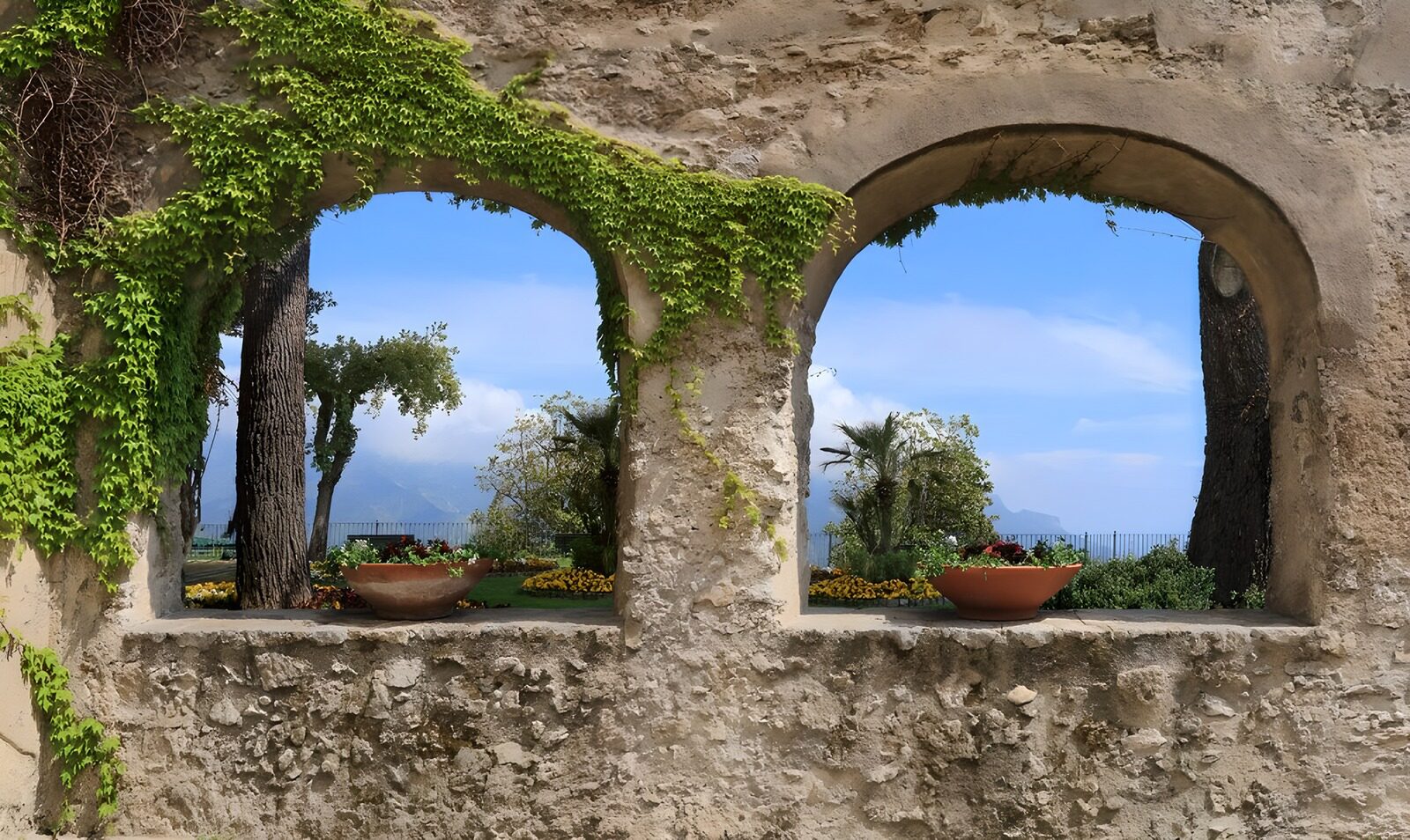 TPFR41971: Vue sur un jardin par de vieilles arches