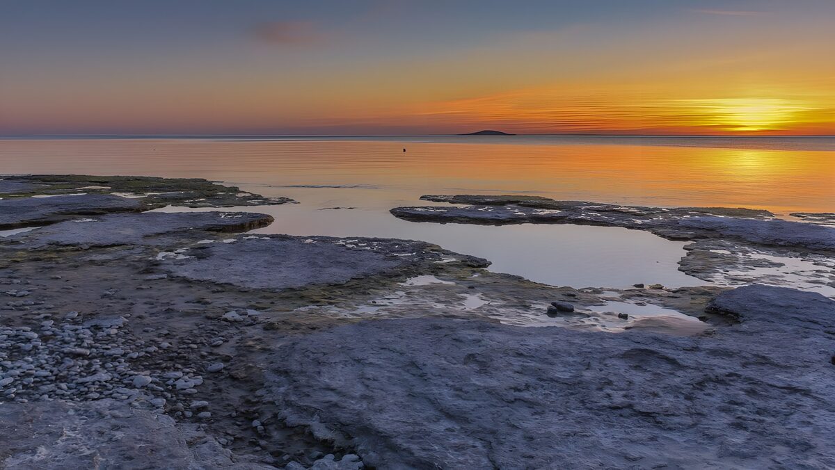 TPFR94224: Coucher de soleil sur le rivage paisible