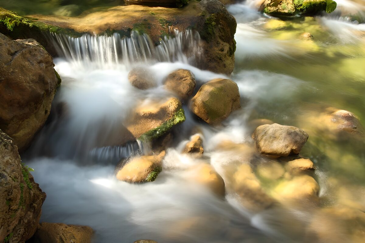 TPFR96330: Cascade paisible dans la nature