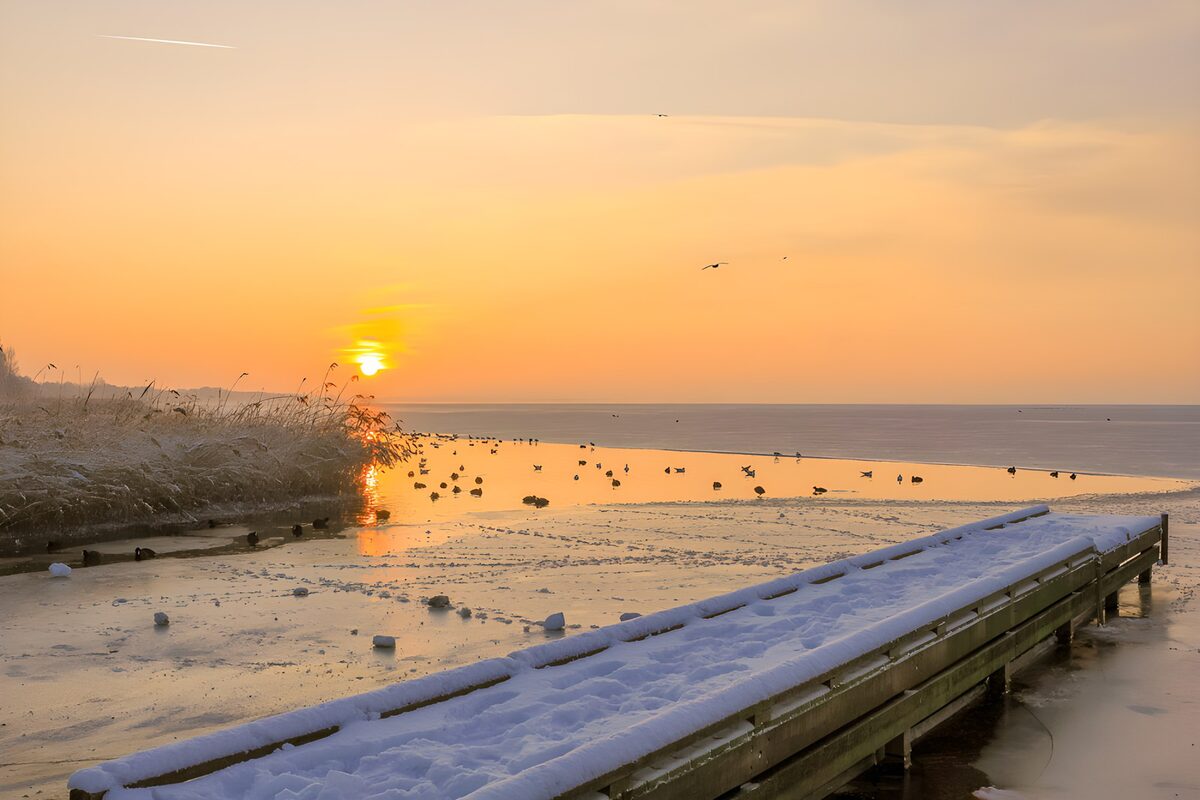 Lever de soleil sur un lac gelé