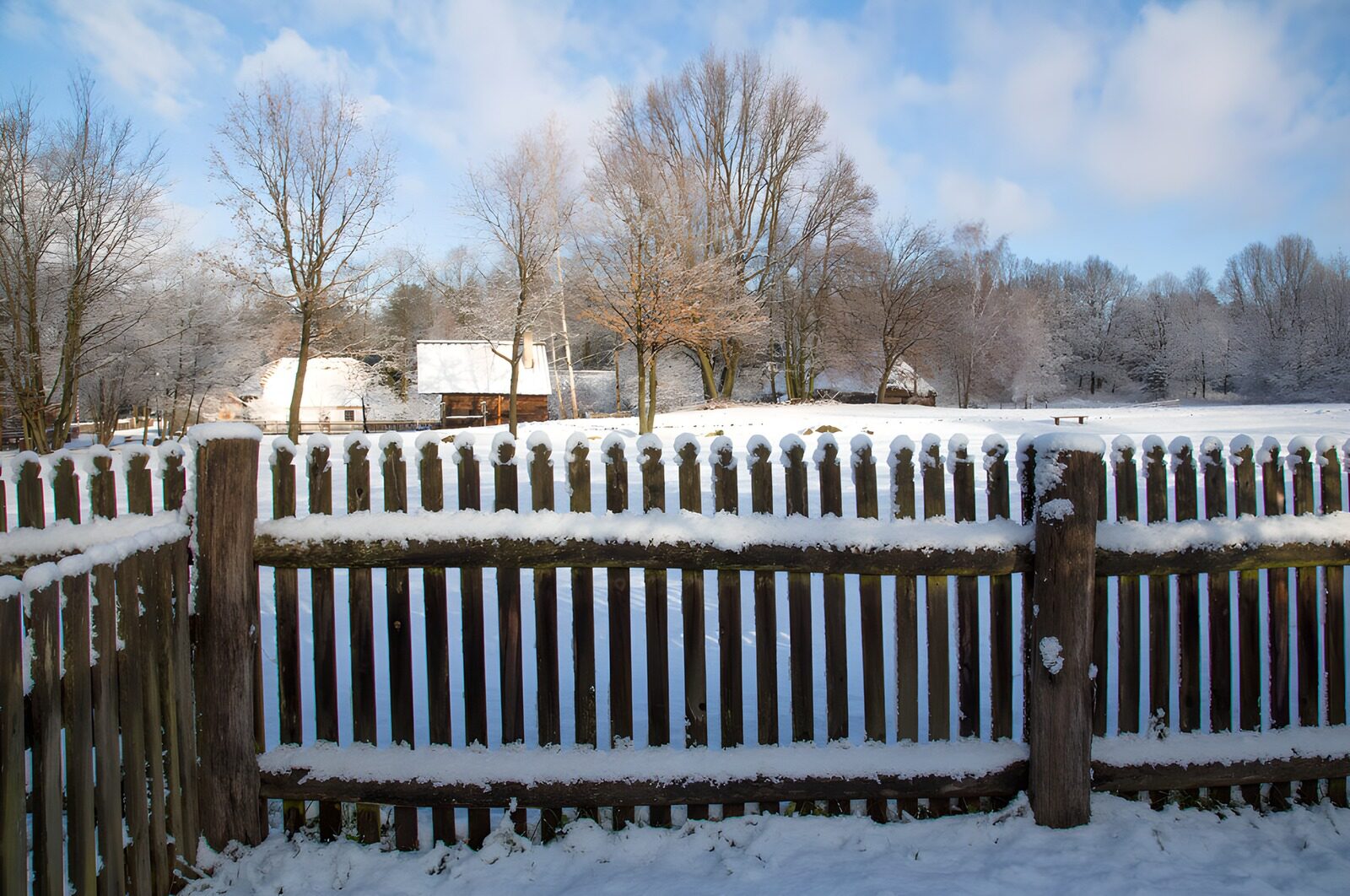 TPFR22986: Paysage hivernal paisible derrière une clôture