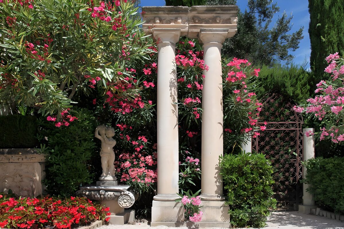 TPFR14430: Jardin fleuri avec colonnes antiques