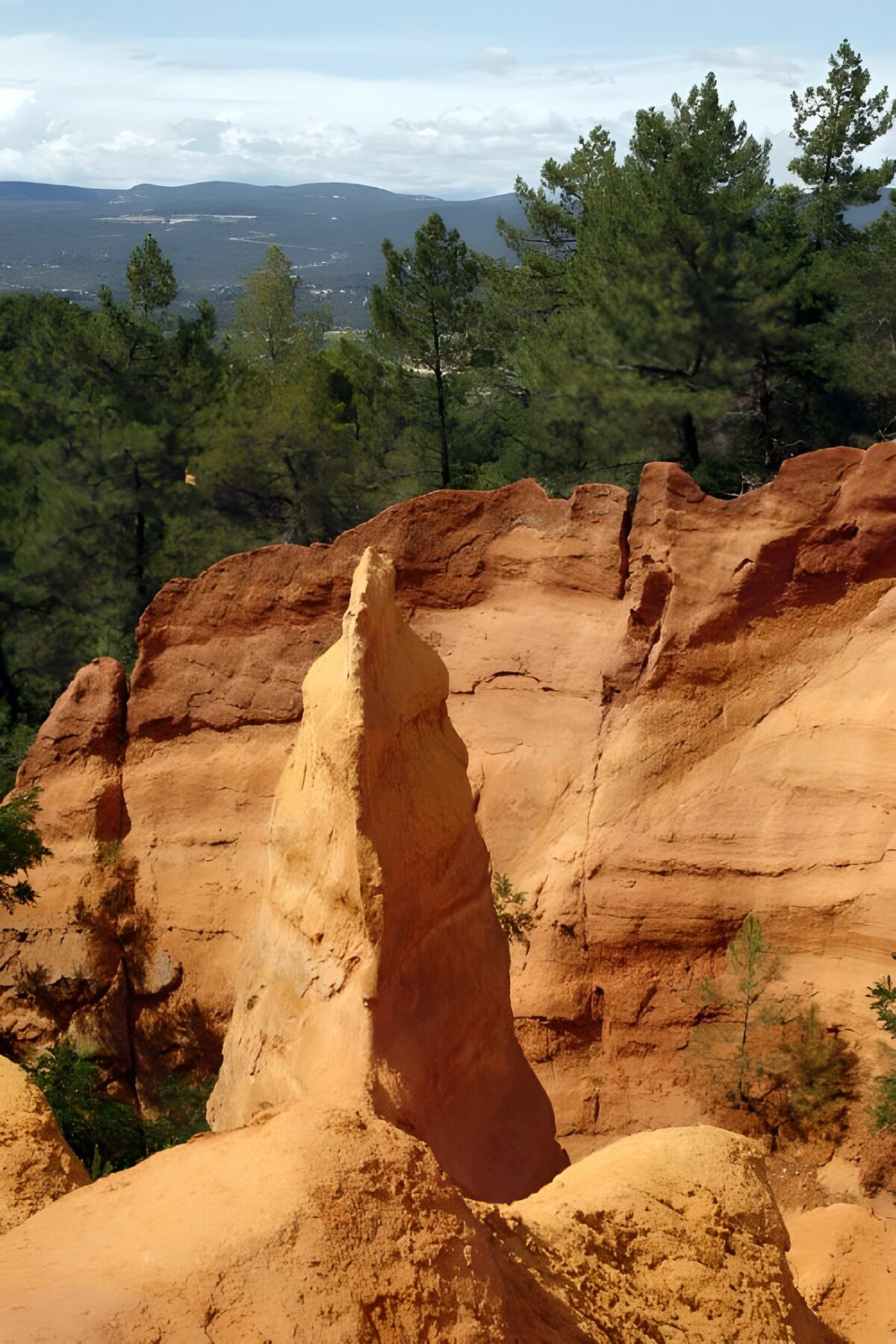 TPFR31964: "Pique de roches en terre ocre"