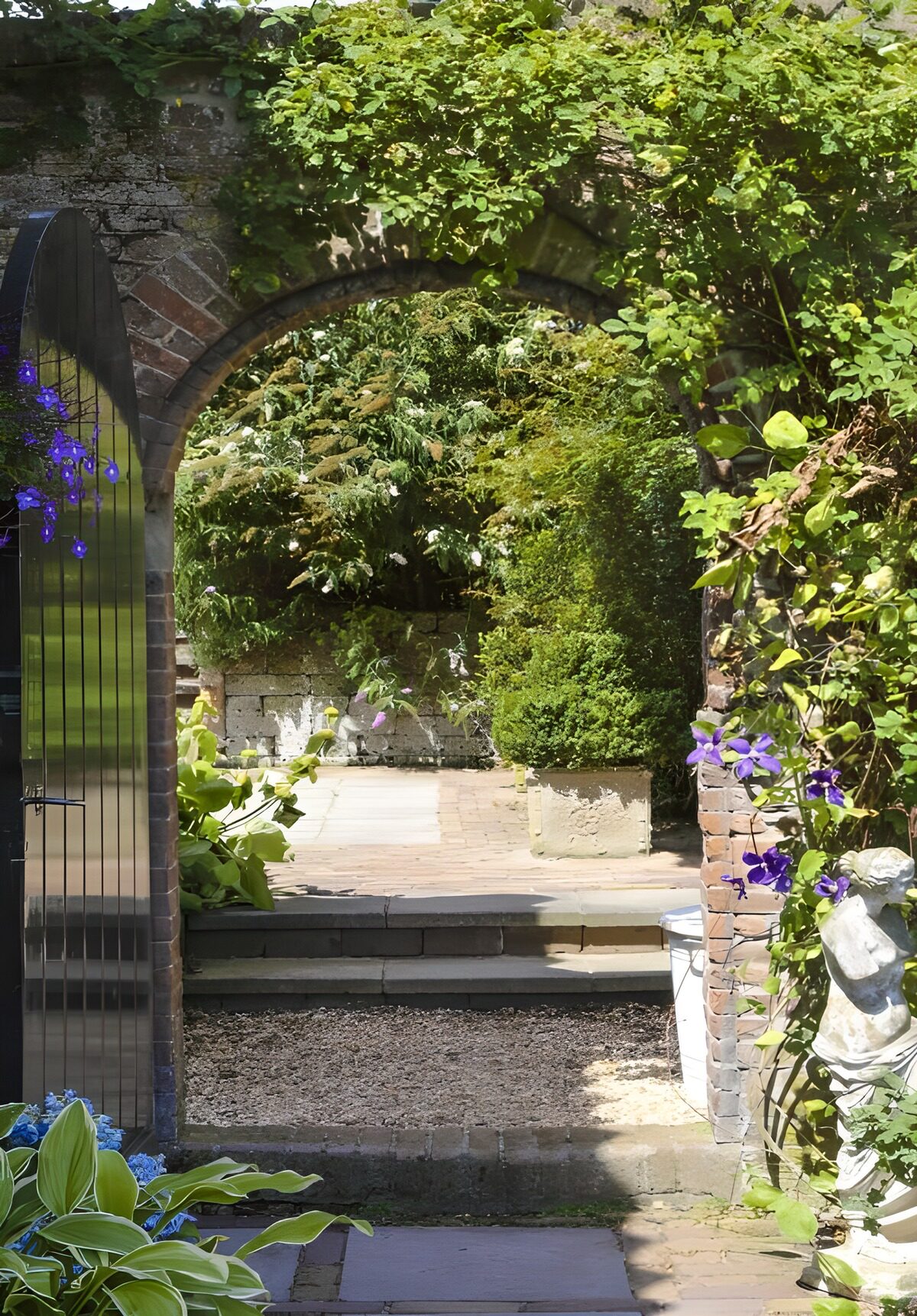 "Entrée dans un jardin paisible"