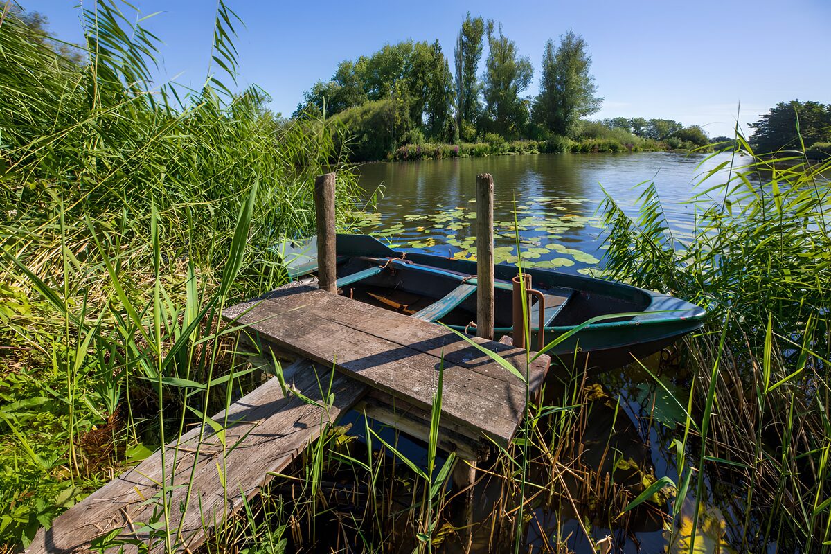 Barque tranquille sur la rivière