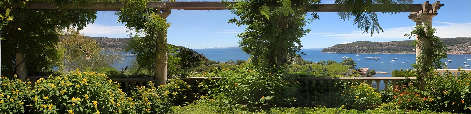 TPFR16482: Vue panoramique sur la mer et le jardin