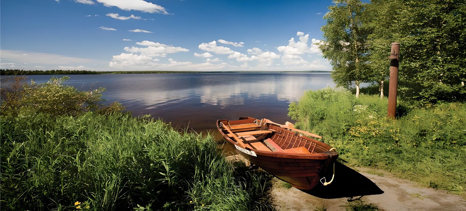 TPFR31272: Une barque au bord du lac en été