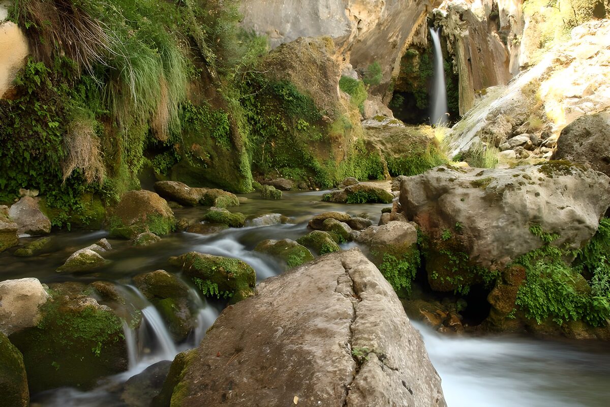 TPFR33343: Cascade paisible au cœur de la nature