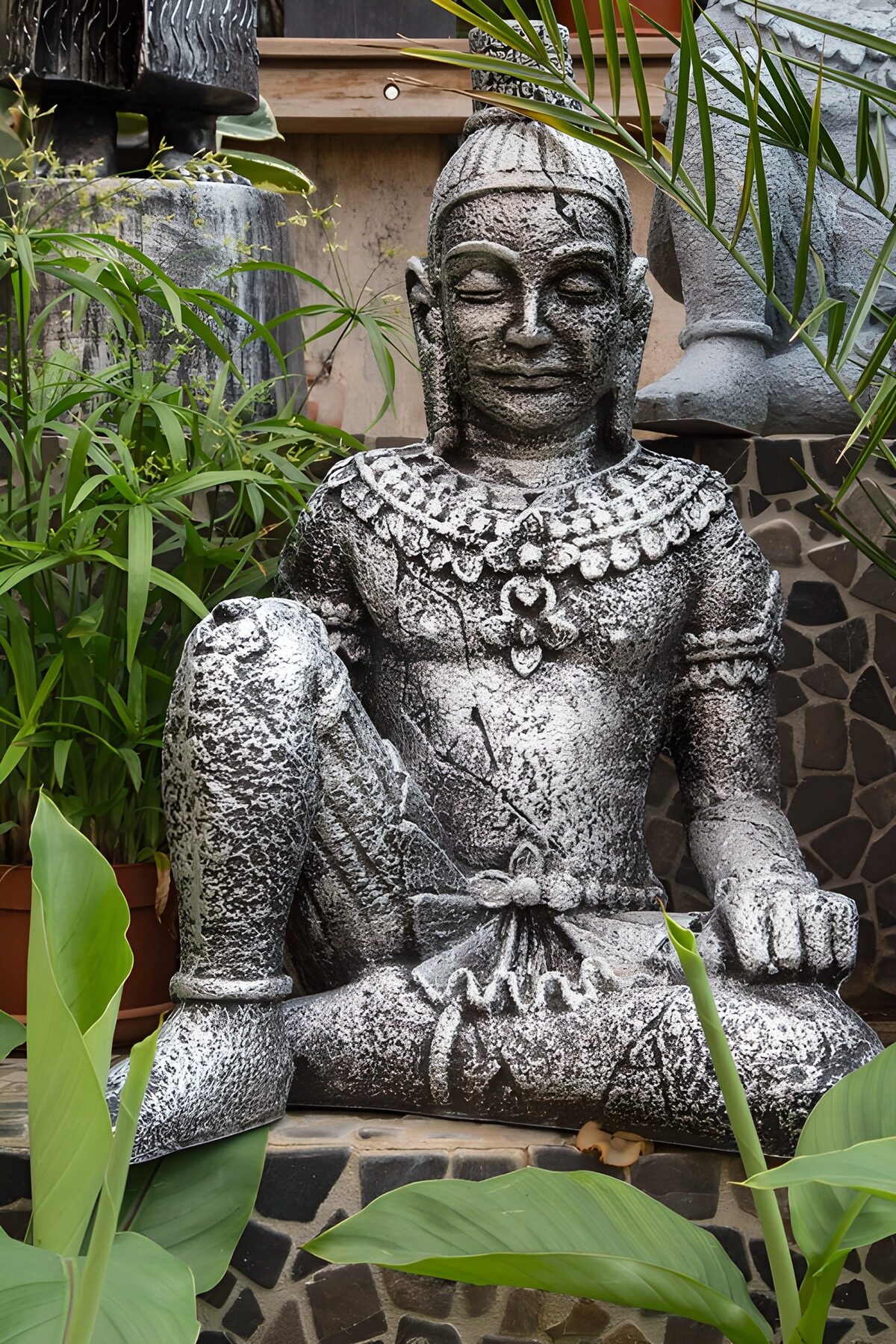 TPFR89558: Statue en pierre d'un méditant