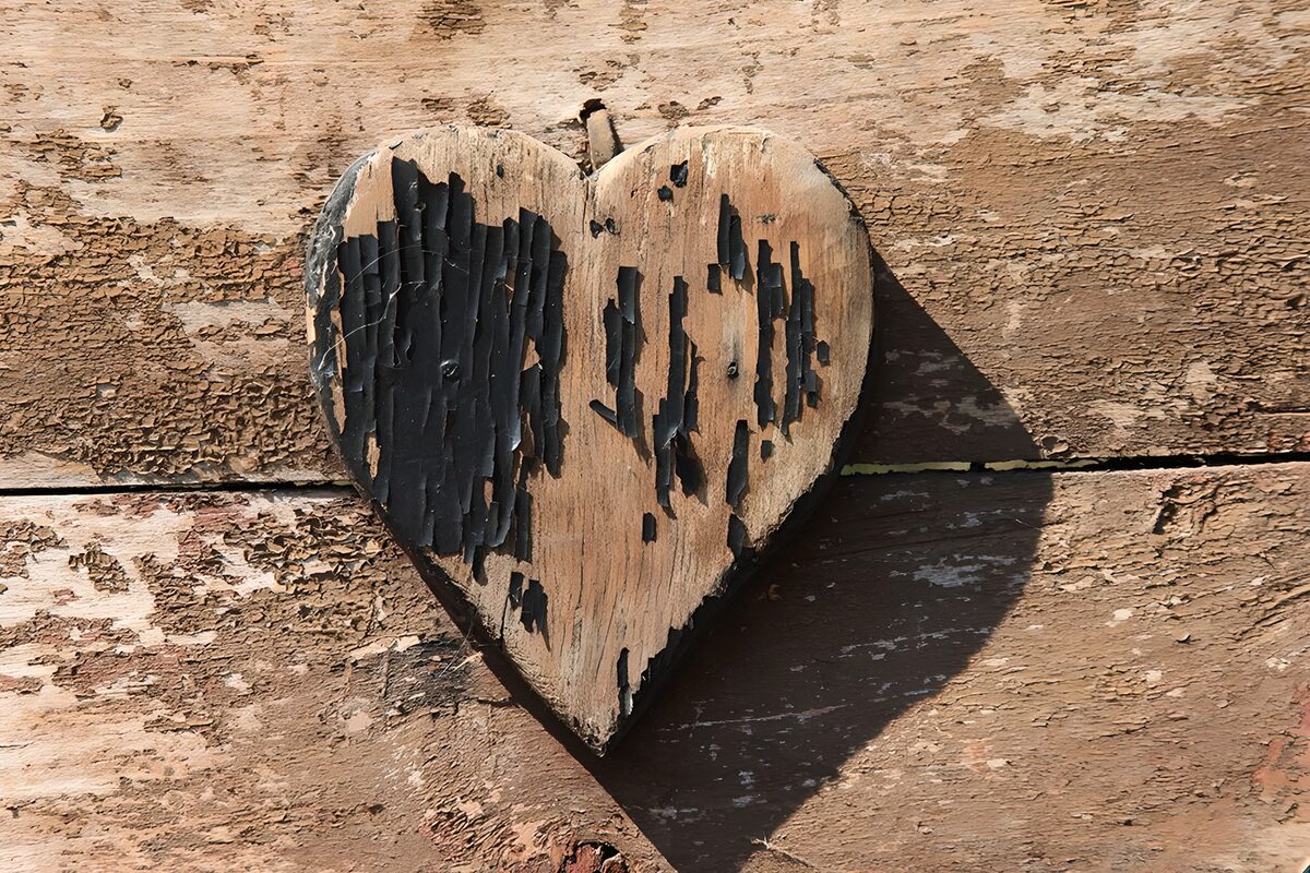 TPFR18046: Coeur en bois vieilli