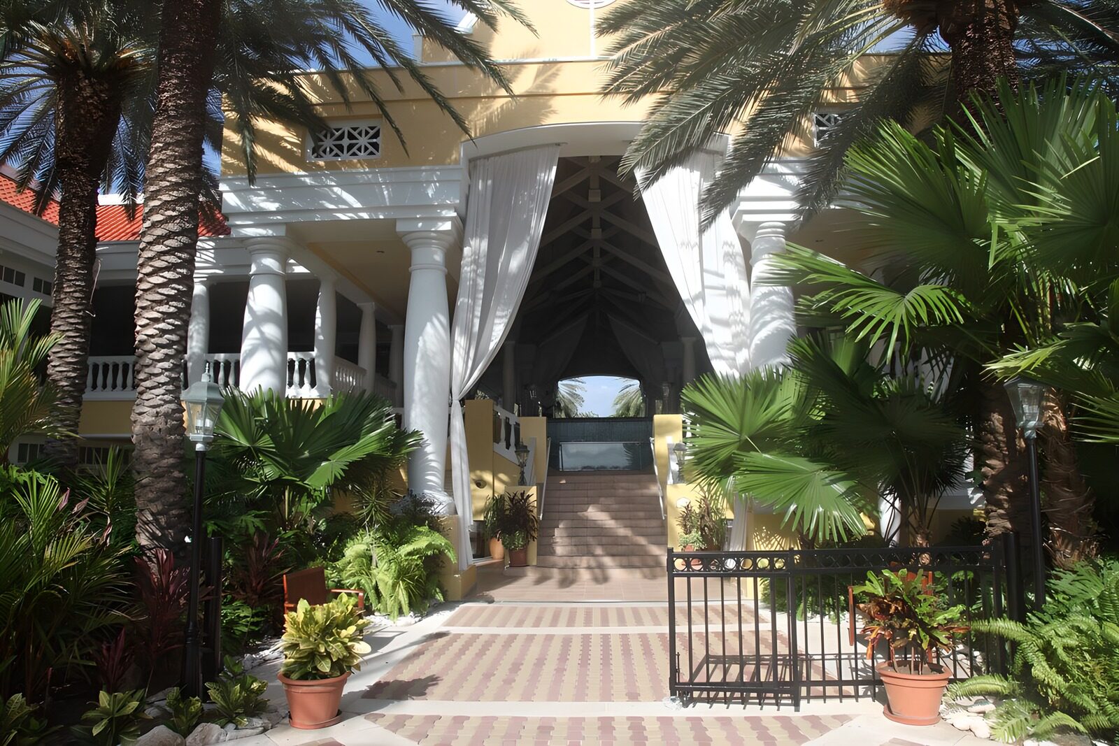 TPFR34169: : Entrée d'une villa tropicale