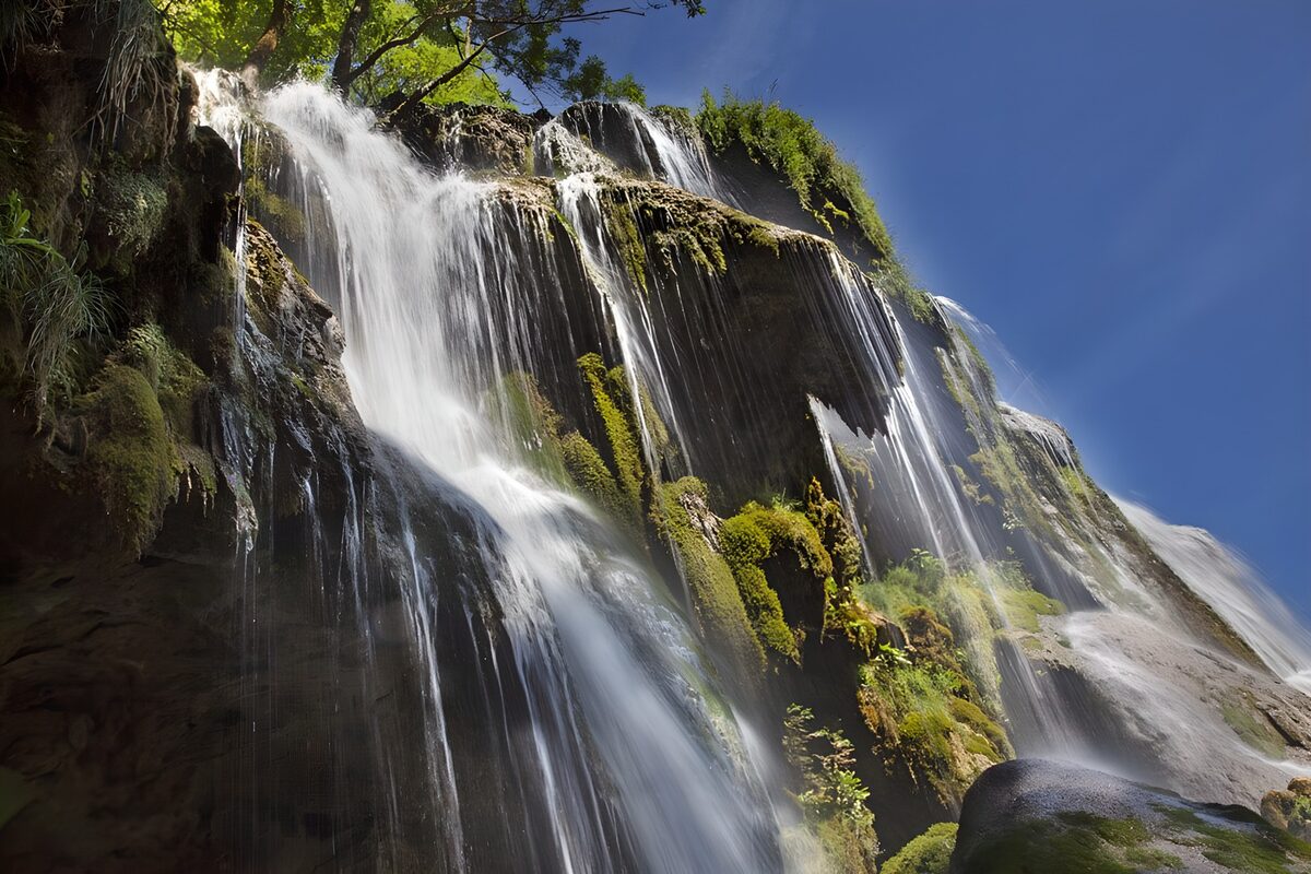 TPFR40065: Cascade majestueuse sous le ciel bleu
