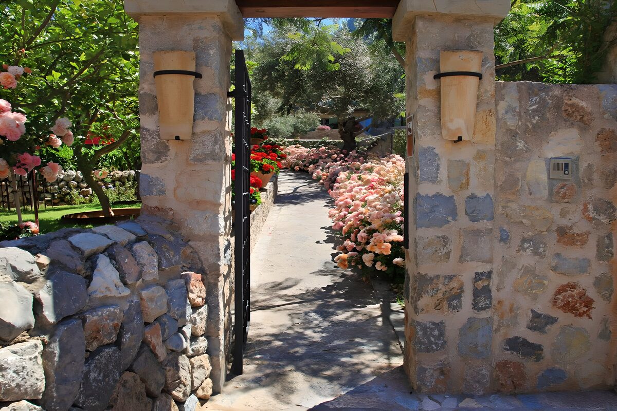 TPFR35116: Jardin fleuri et portail charmant