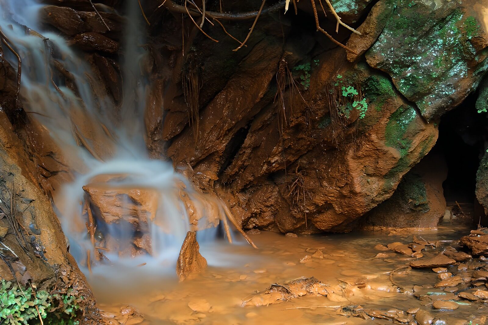 TPFR37036: Cascade secrète au cœur de la nature