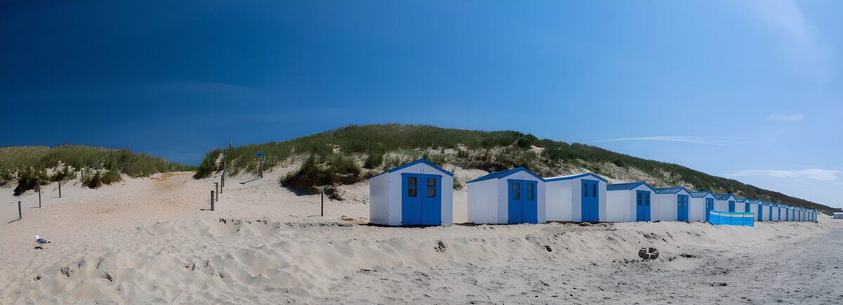TPFR70732: Maisons de plage sous un ciel bleu