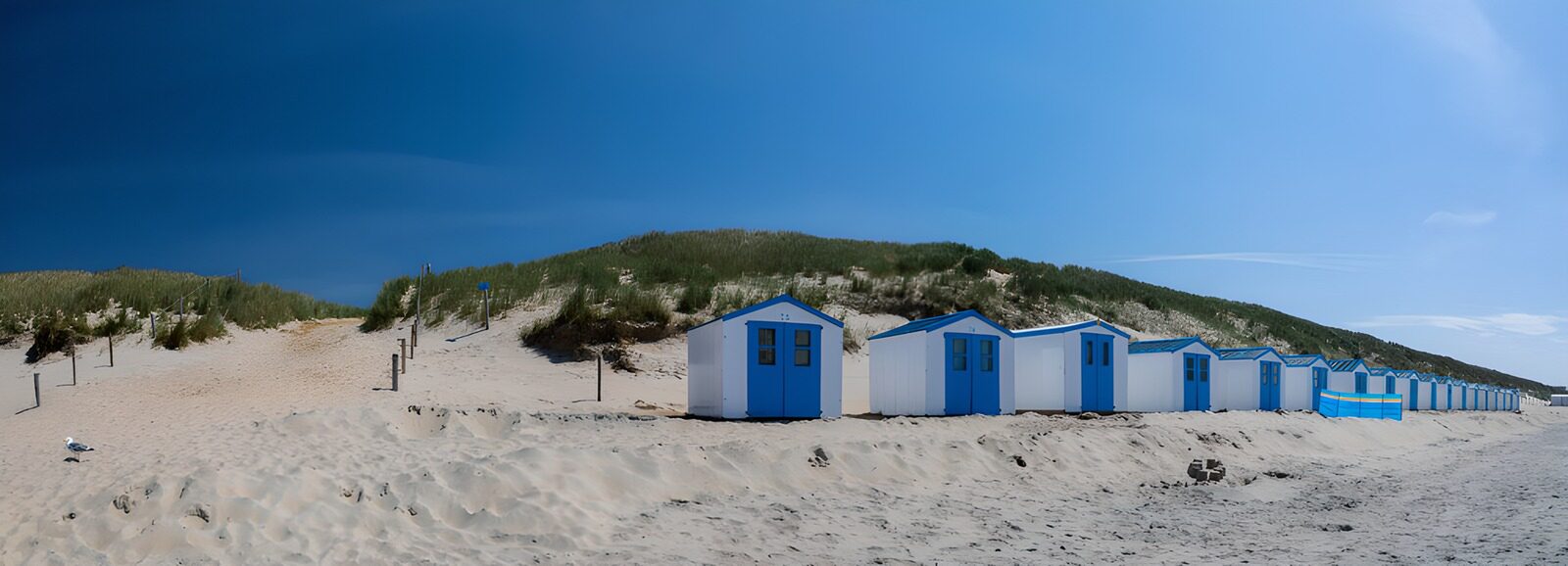 TPFR70732: Maisons de plage sous un ciel bleu