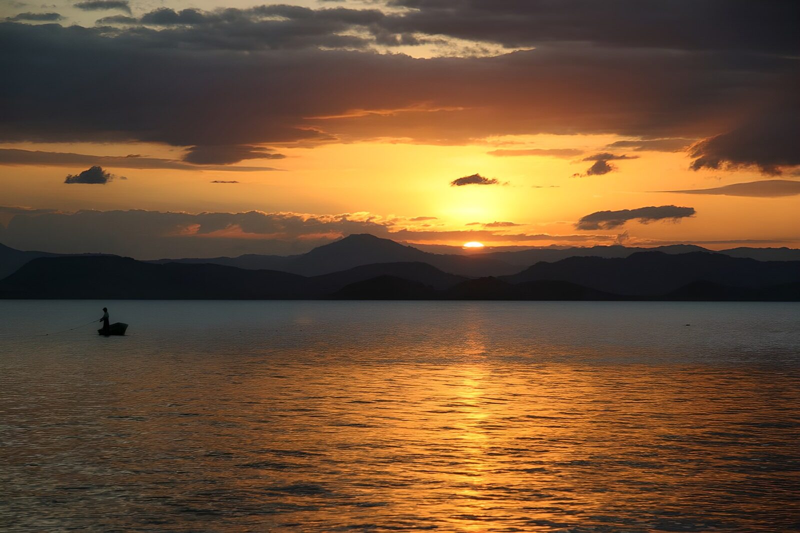 TPFR42293: Coucher de soleil sur le lac tranquille