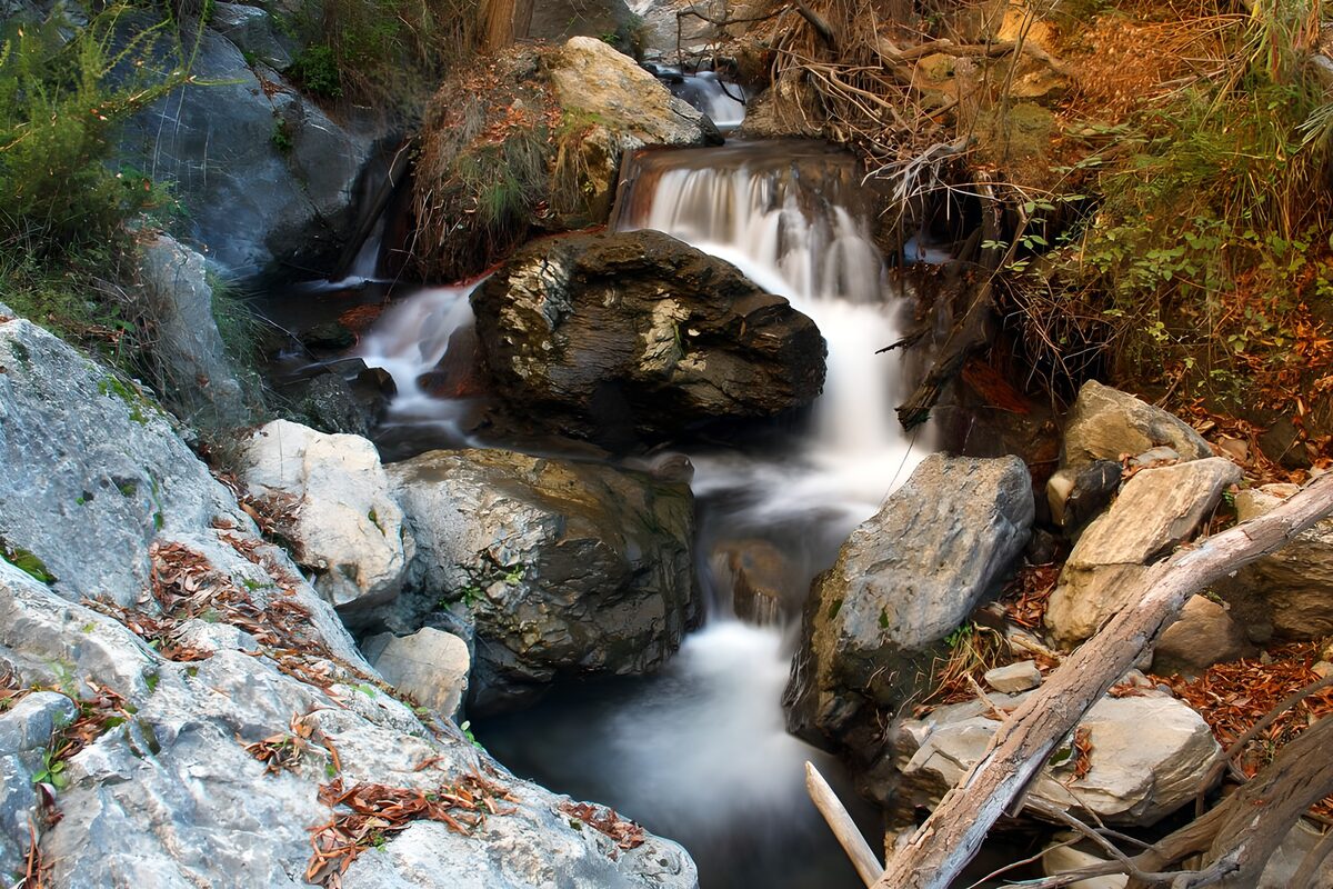TPFR65791: Cascade paisible au milieu des rochers