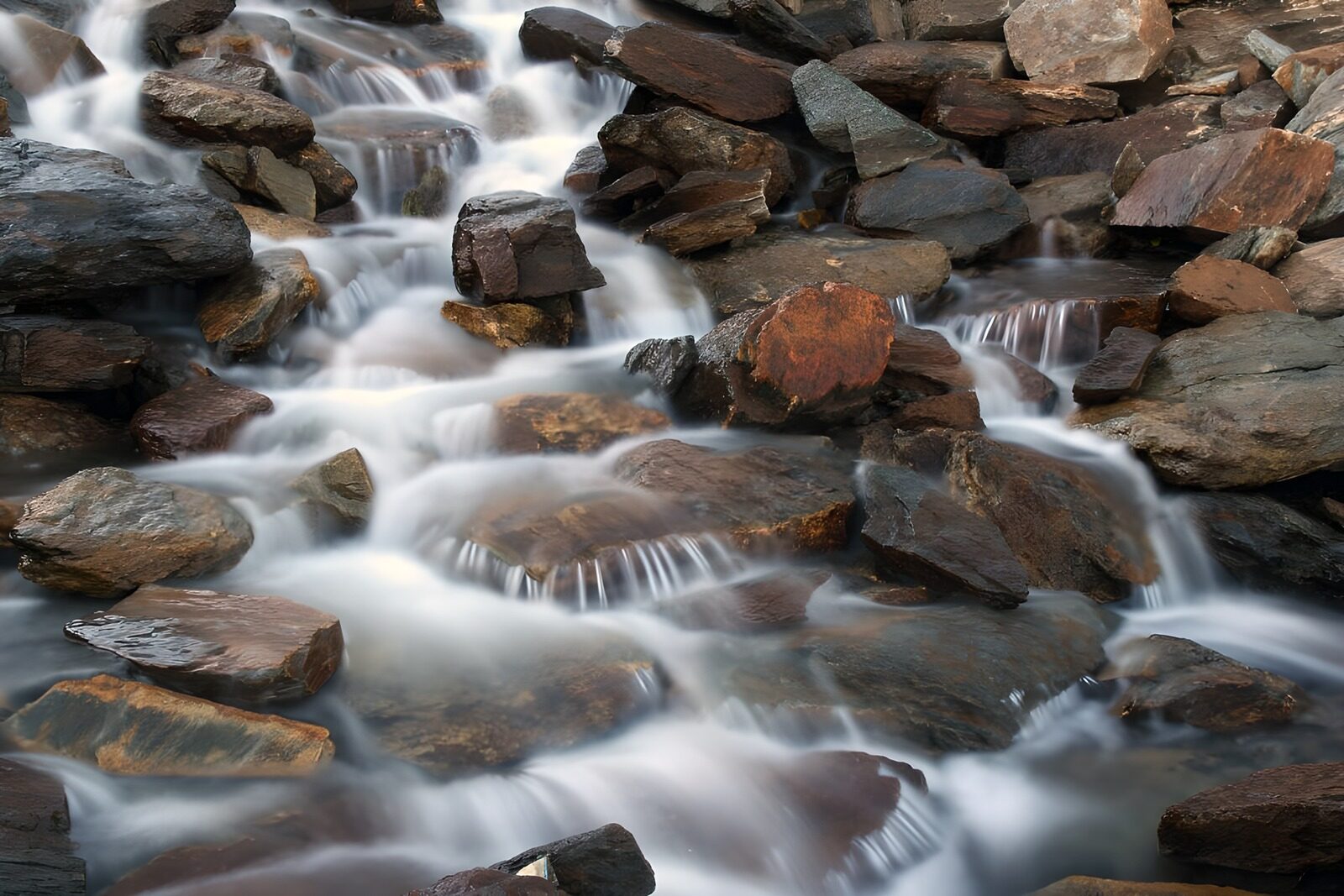 TPFR78441: Torrent paisible entre les rochers