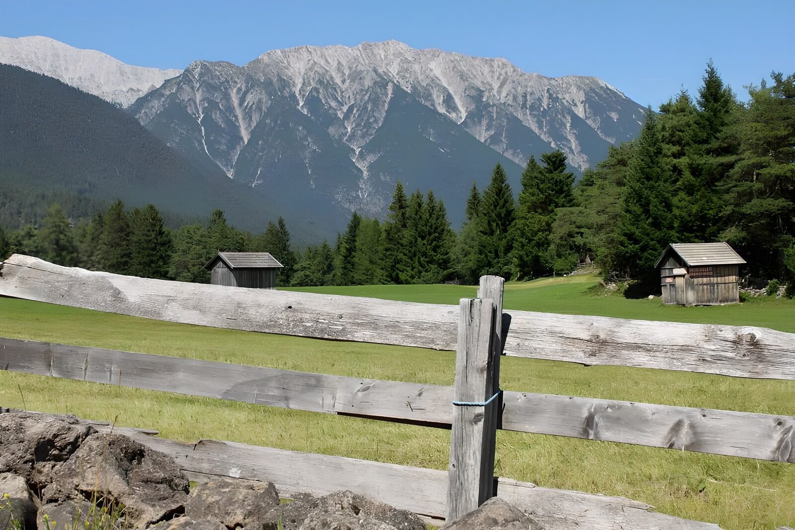 TPFR45283: Étables dans une prairie avec une barrière en avant-plan