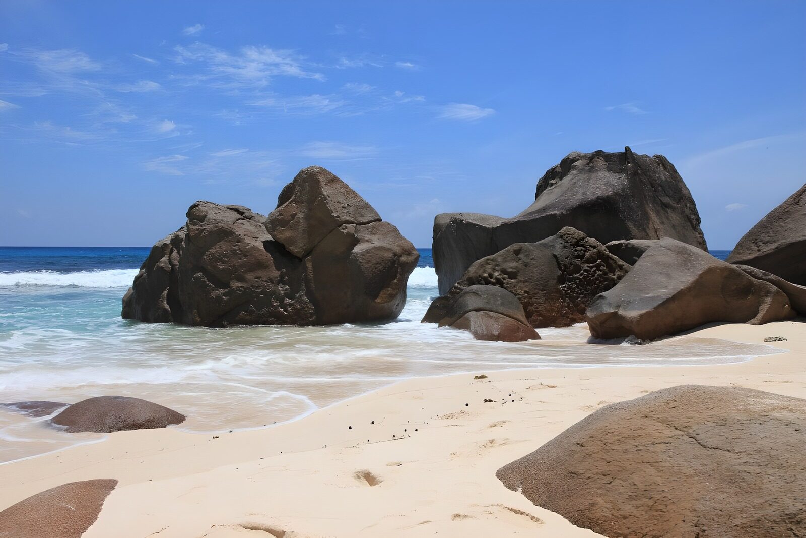 TPFR55716: Plage de rochers sous un ciel bleu