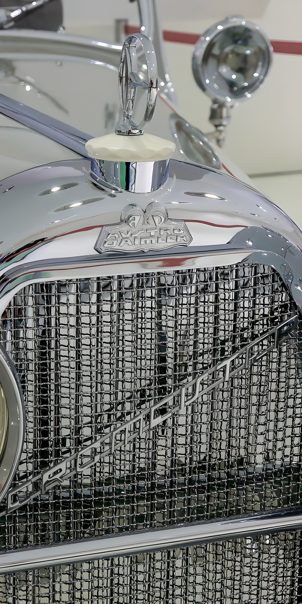 TPFR68927: Voiture ancienne de luxe en chrome