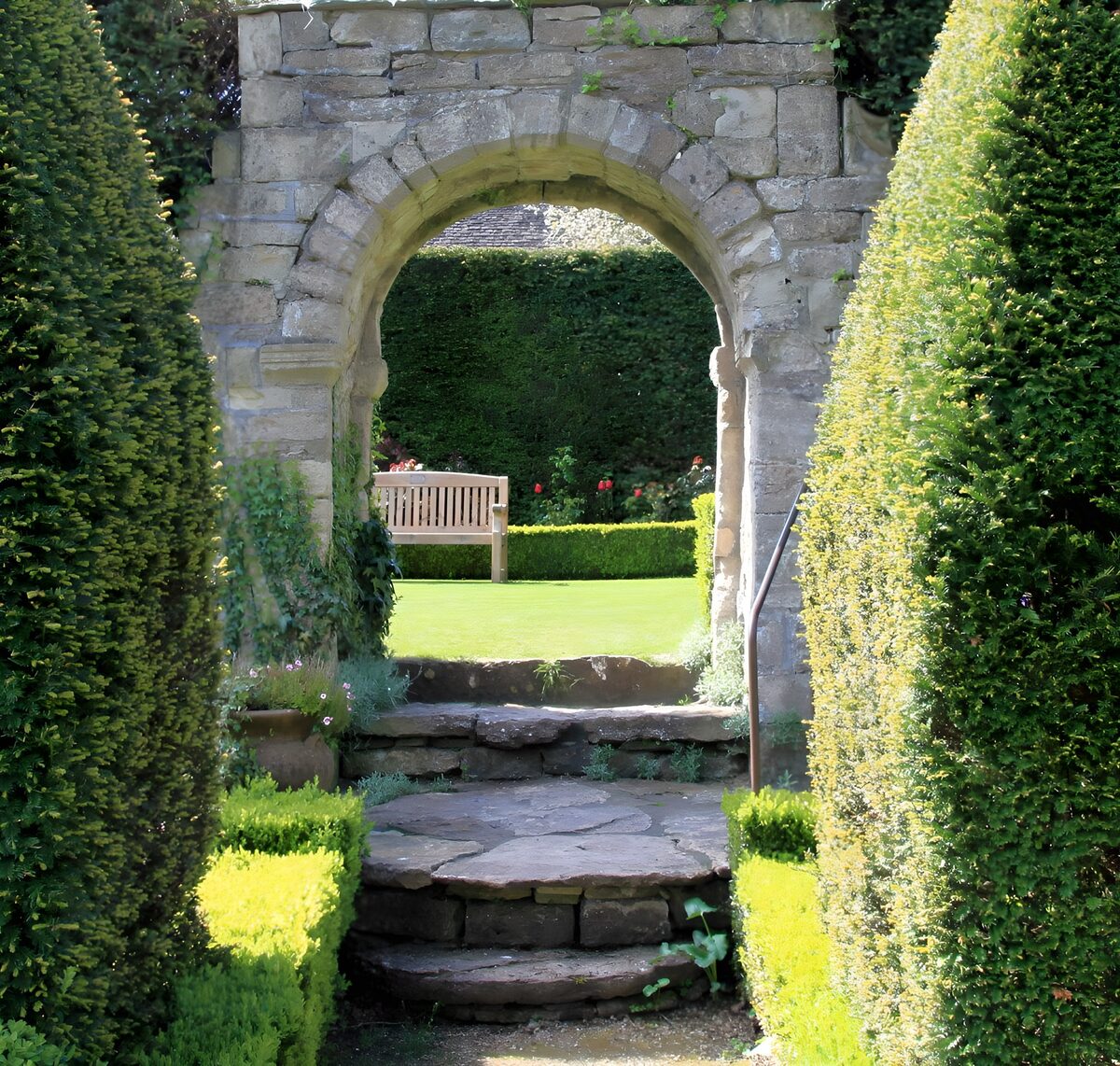 TPFR52001: Arc enchanteur dans un jardin paisible
