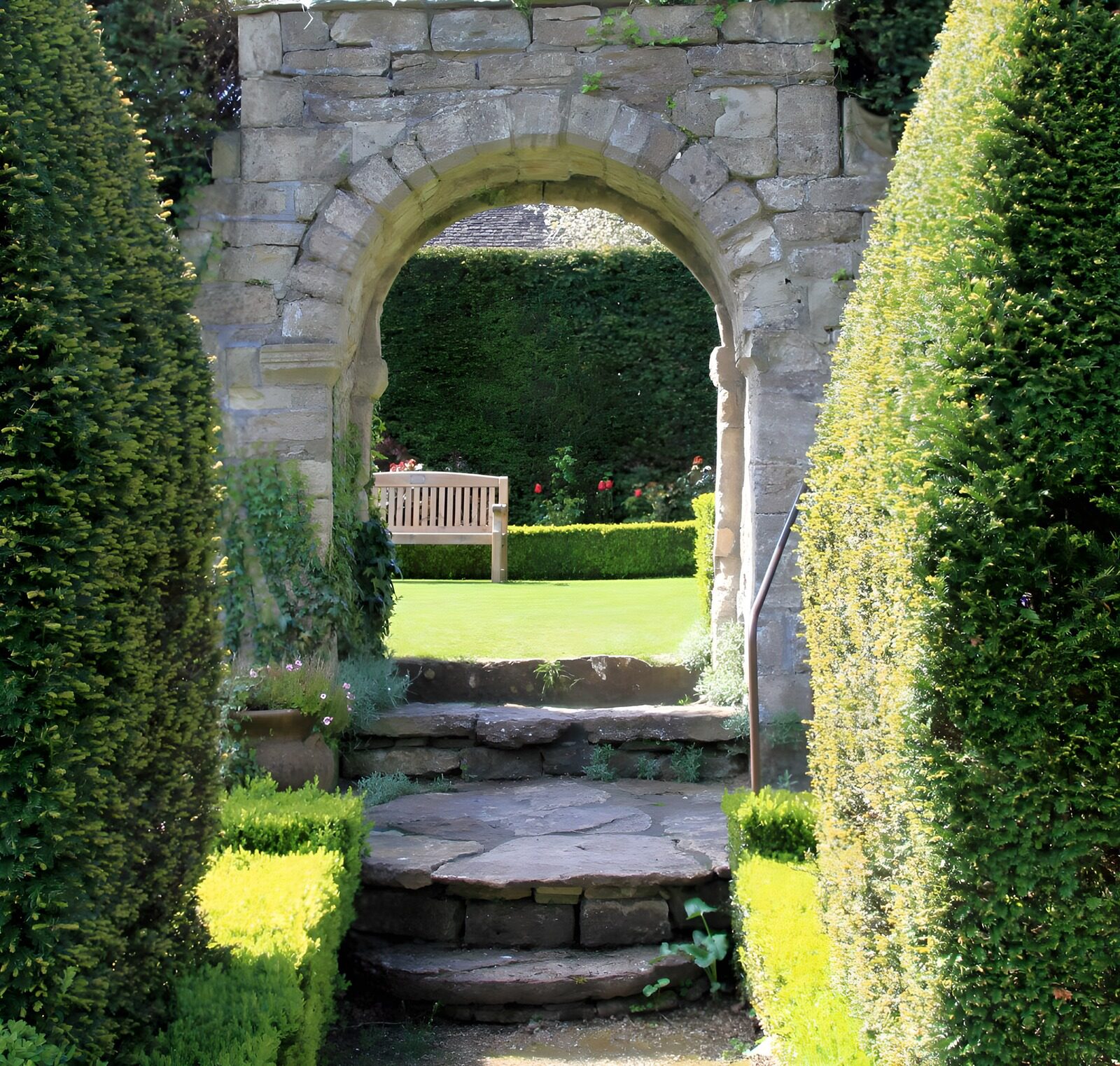 TPFR52001: Arc enchanteur dans un jardin paisible