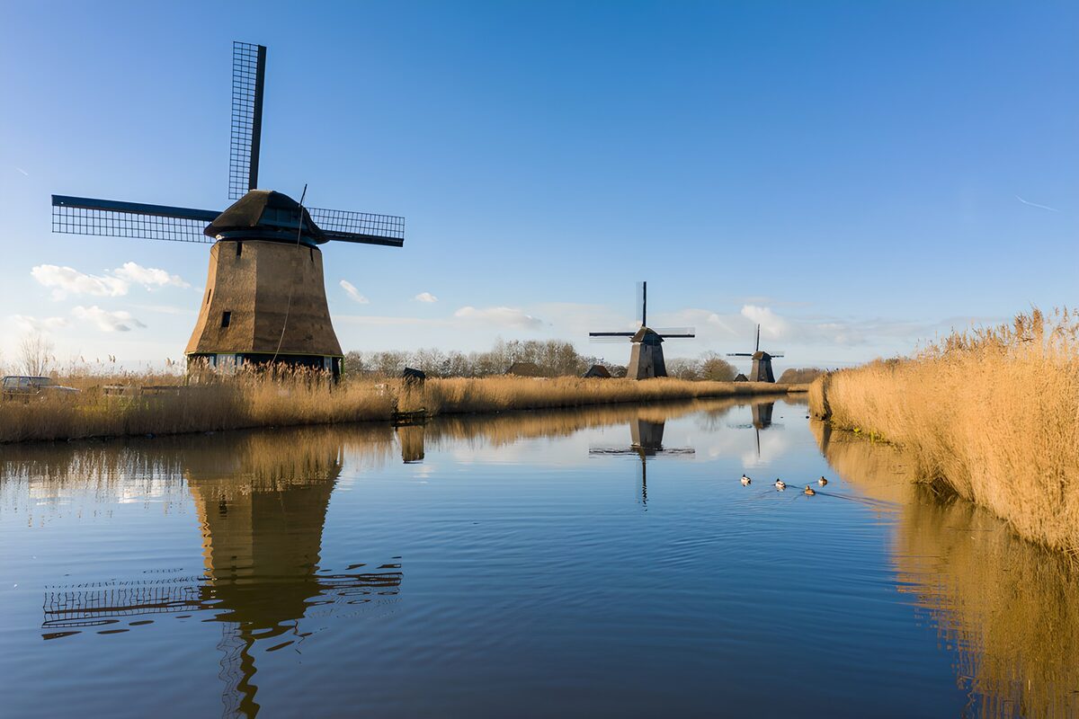 TPFR65910: Moulins et Réflexions au Bord de l'Eau
