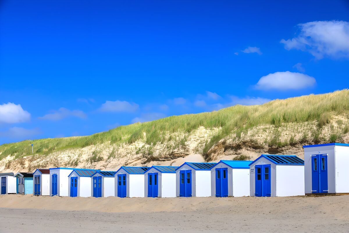 TPFR30534: Cabines de plage sous un ciel bleu
