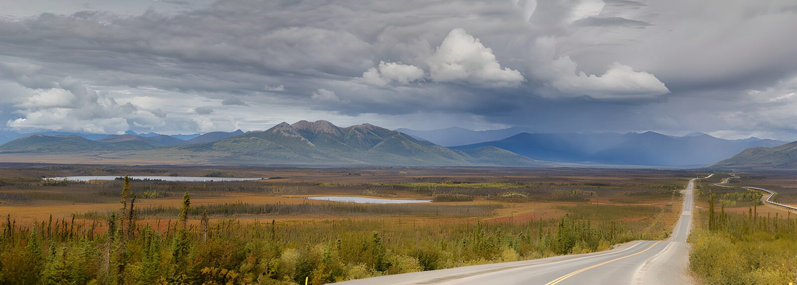 TPFR92890: Paysage sauvage de montagne et route