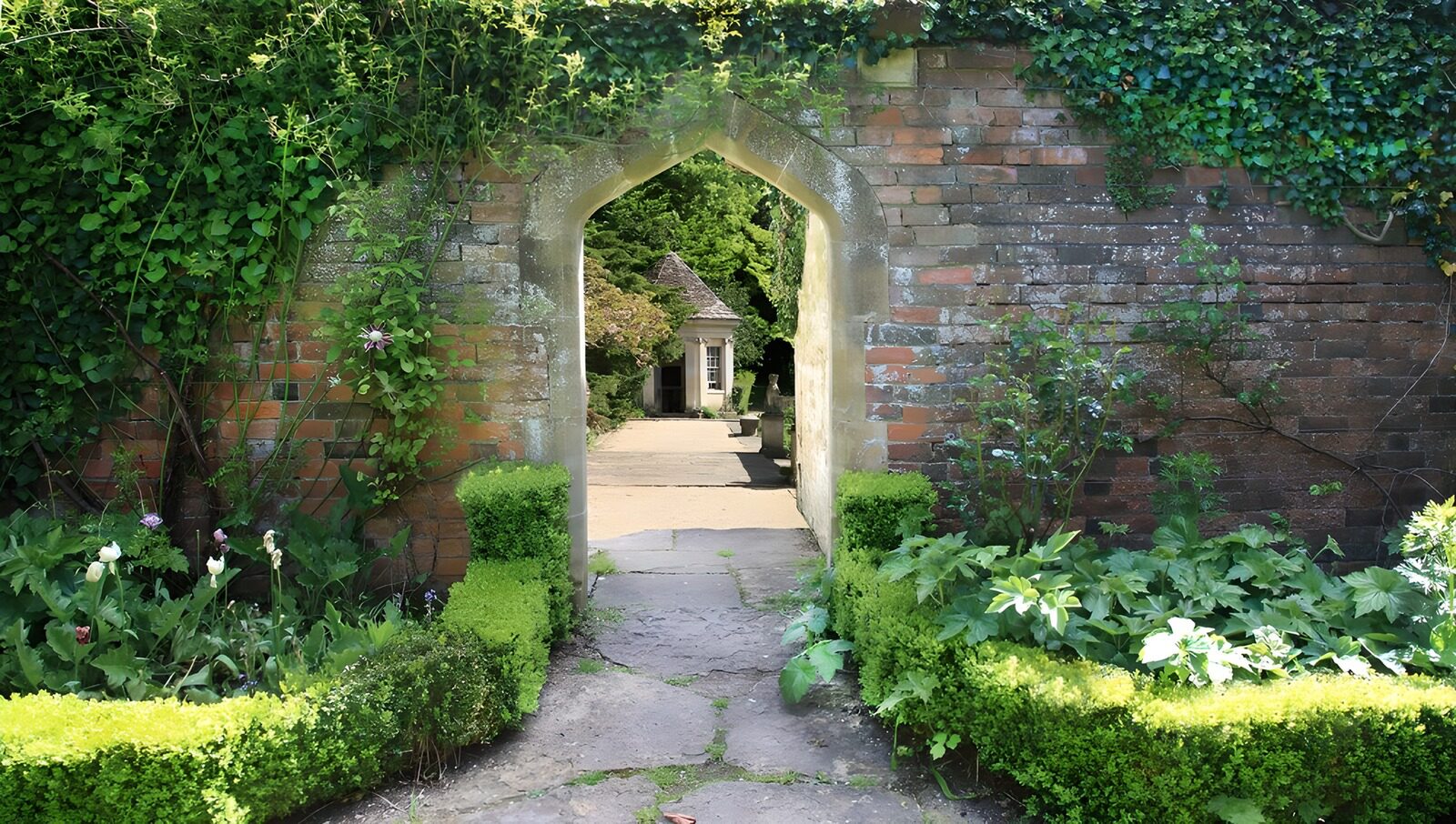 TPFR23575: Jardin enchanté à travers l'arcade