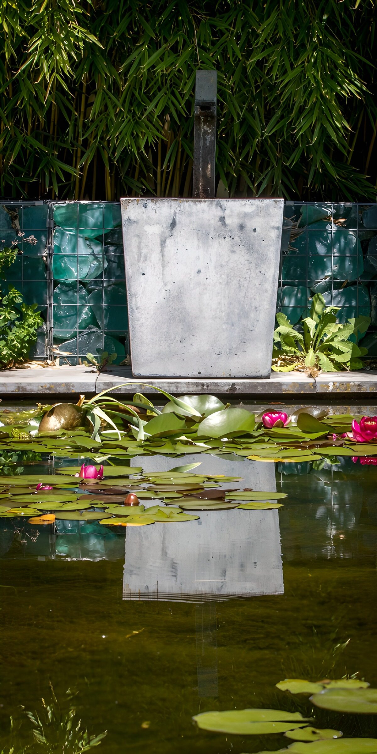 TPFR49419: Fontaine moderne et reflets paisibles