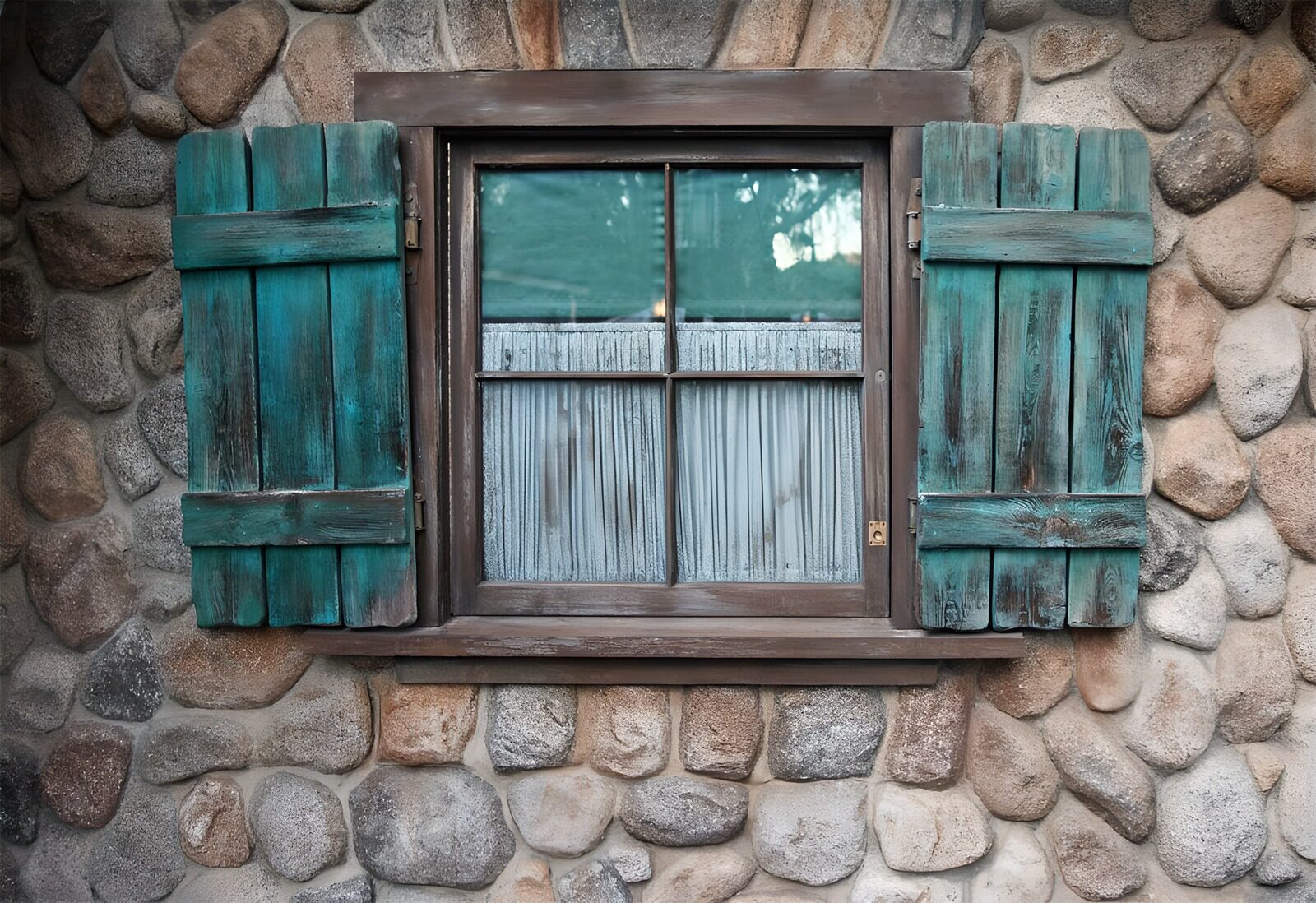 TPFR88111: Maison ancienne en grosses pierres avec fenêtre pourvue de volets turquoise