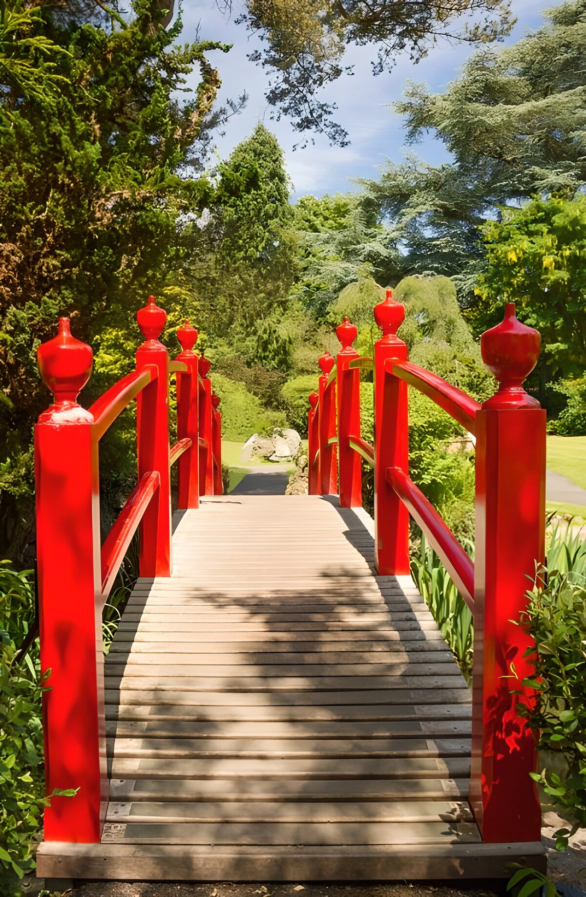 TPFR52987: Pont Rouge dans un Jardin Verdoyant