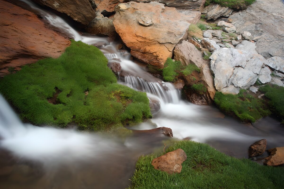 TPFR53917: Cascade paisible aux rochers colorés