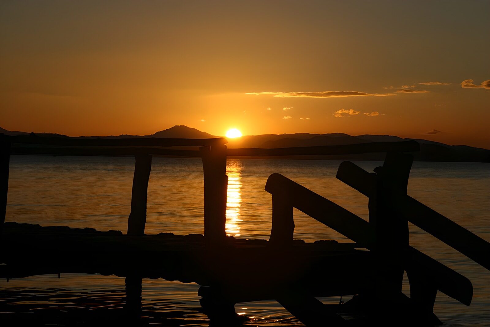 TPFR42977: Coucher de soleil sur un lac paisible