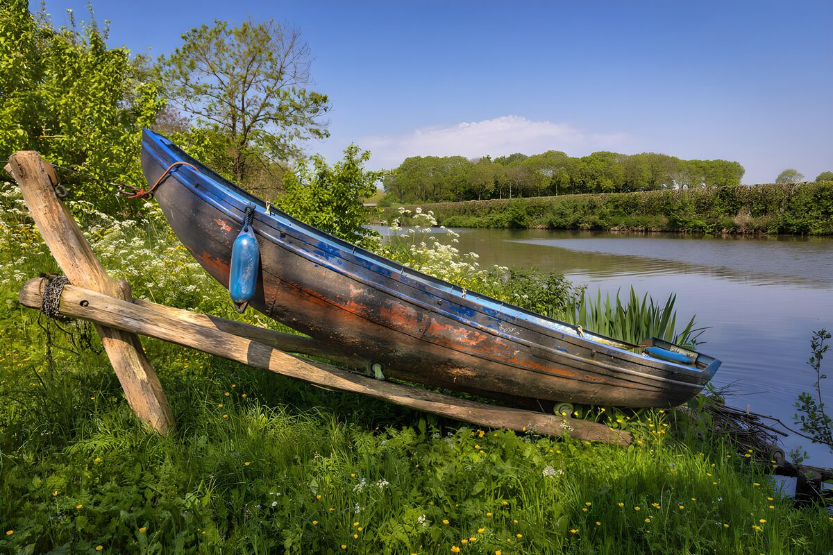 TPFR58510: Bateau au bord de la rivière paisible