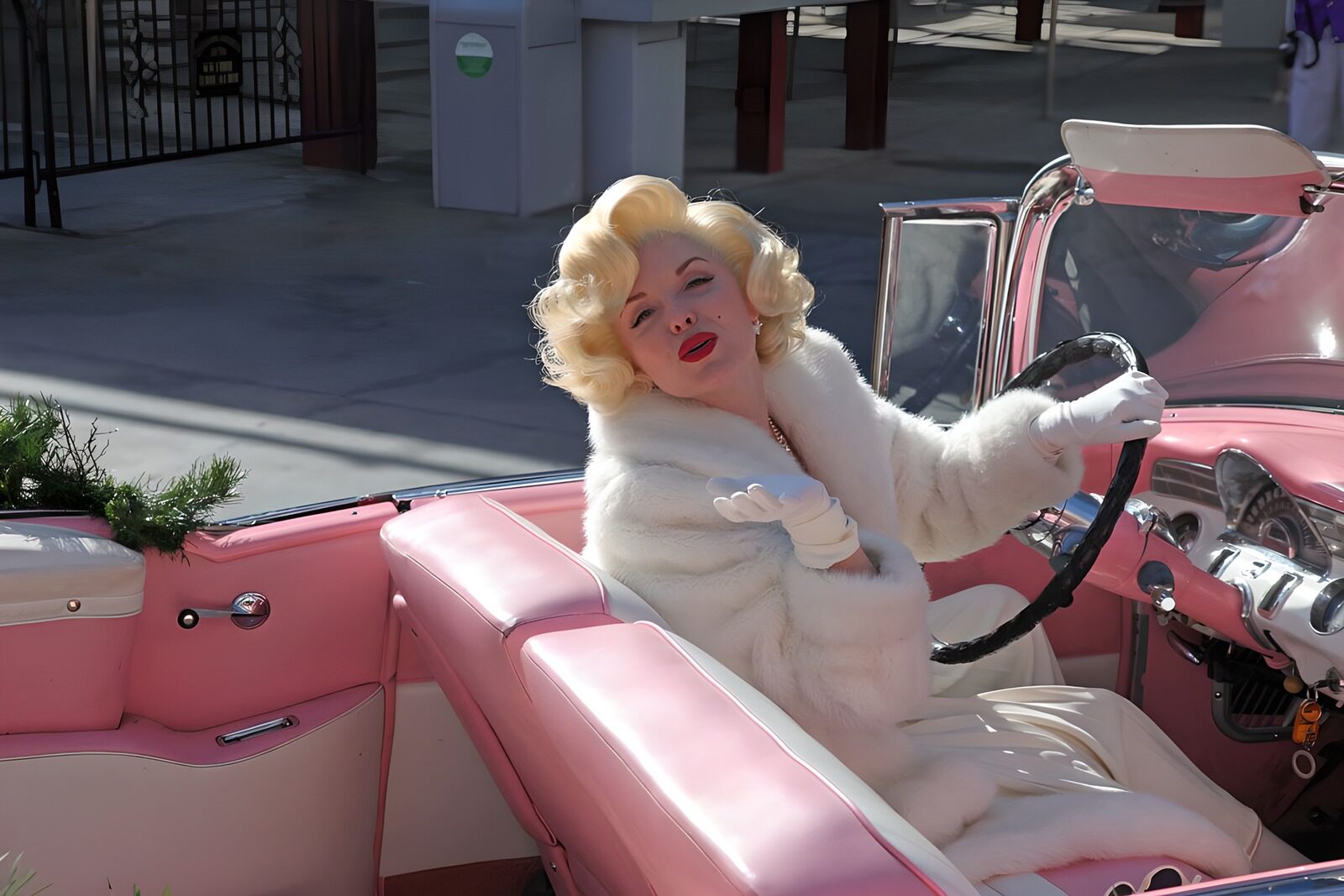 TPFR61404: Marilyn Monroe dans une voiture rose