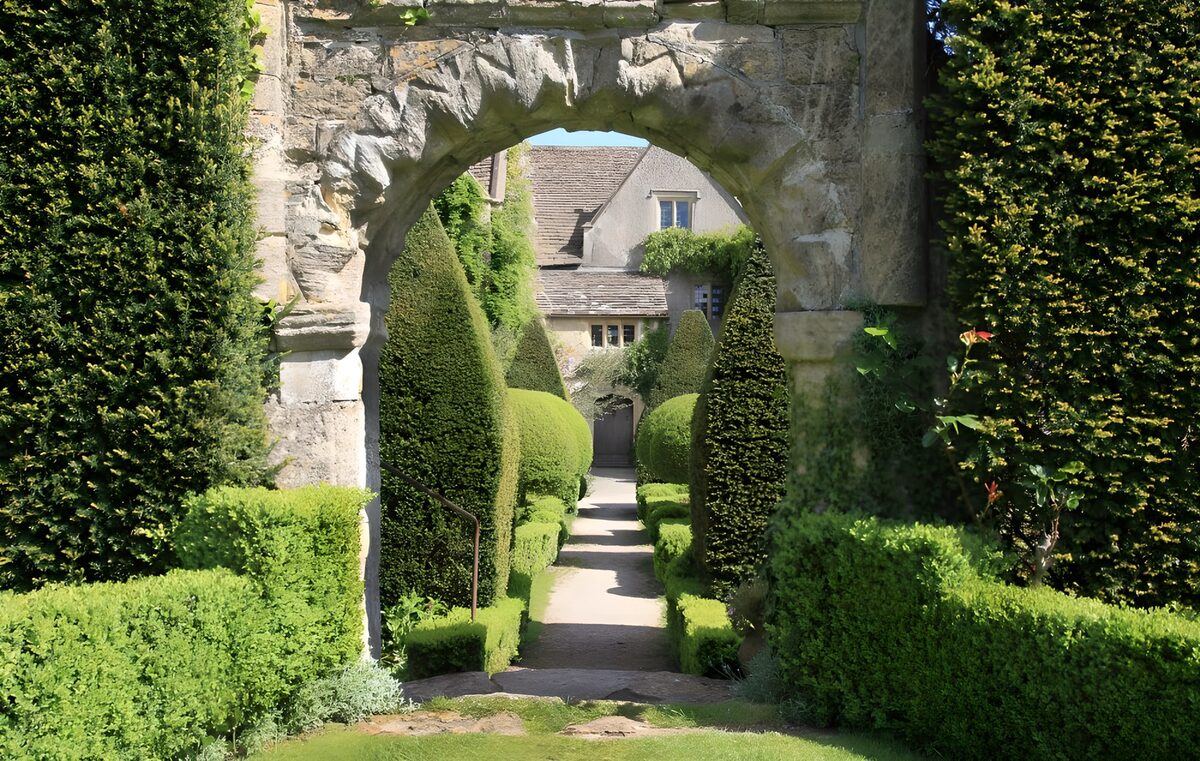 TPFR49564: Arches et jardins verdoyants