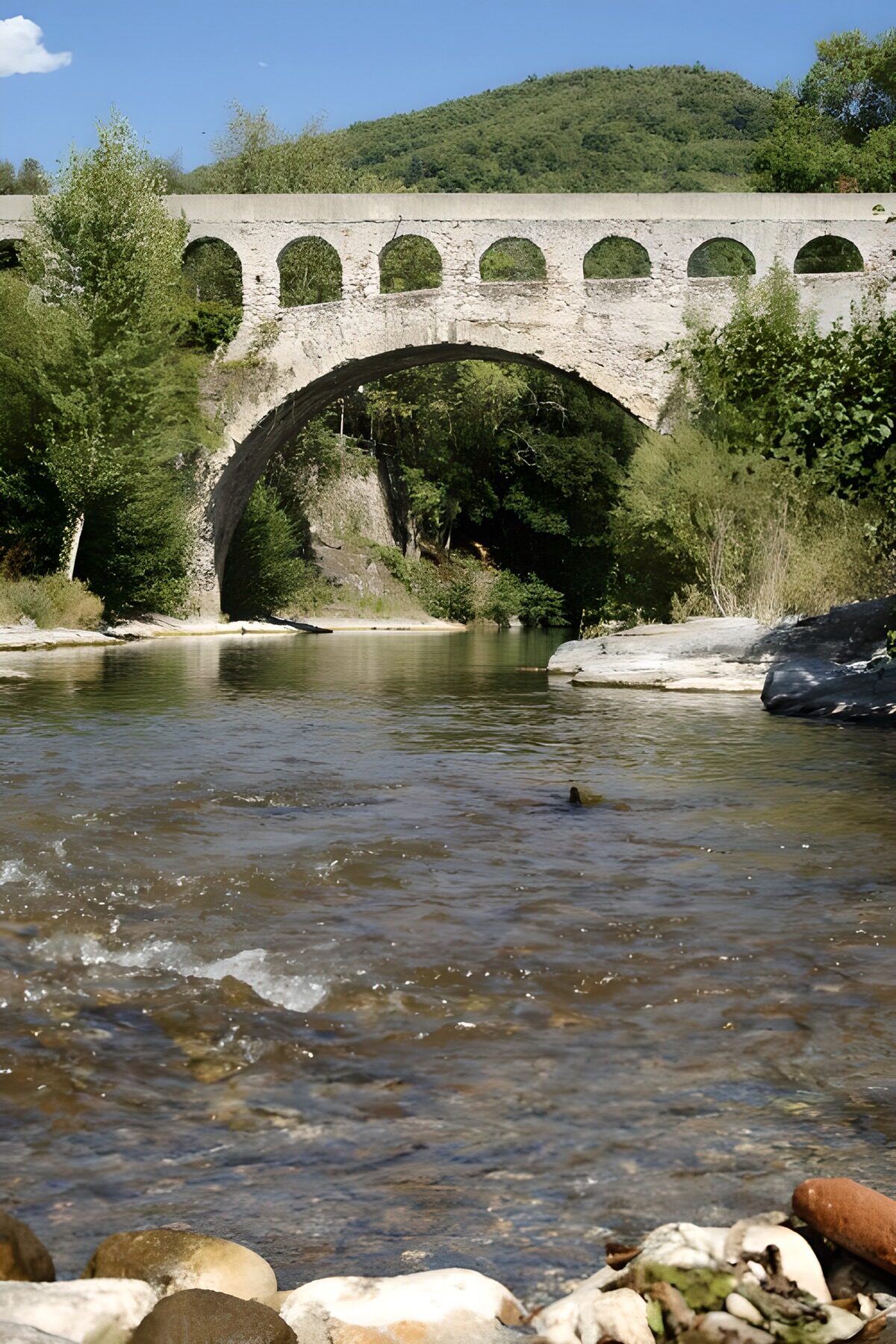 TPFR31198: Pont ancien au bord de la rivière